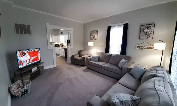 Warrensburg House | Home Away From Homenn