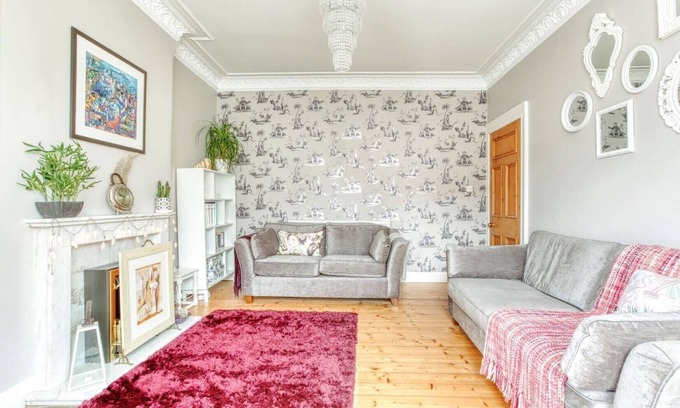 Gifford House | Home from Home by Holyrood Park sleeping 4 - with garden, parking & Wifi!