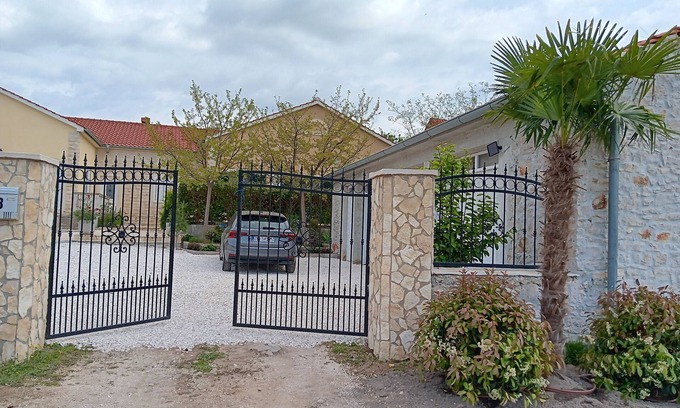 Gornji Zemunik House | Home in Serene Village-Vineyards Views-Central To All Attractions-Highway