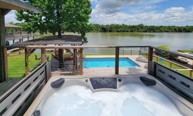 Barrett House | Home on San Jacinto River w/Hot Tub, Deck & Grill