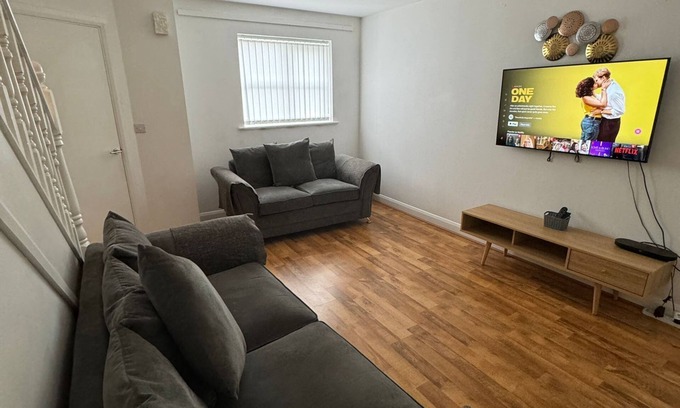 Manchester House | Home Sleeps5-Netflix-Parkg-Near City center/Etihad