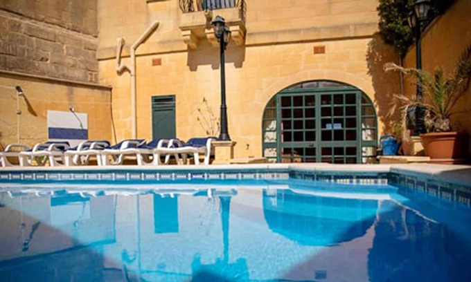Ta' Għammar Villa | Homerez - Amazing villa for 10 ppl. with shared pool at L-Għarb
