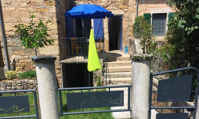 Vimenet House | Homerez - Beautiful house for 5 ppl. with garden and terrace at Vimenet