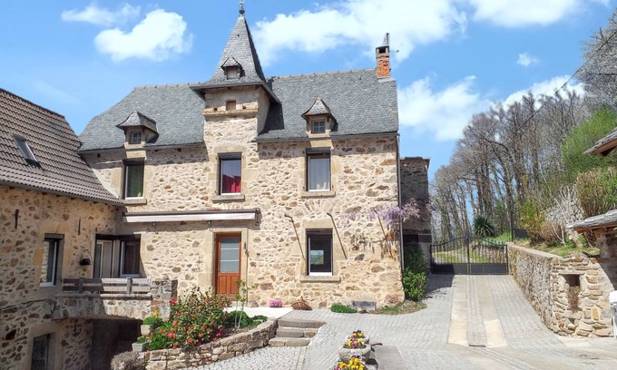 Compolibat House | Homerez - Comfortable house in Compolibat