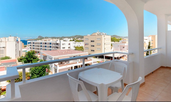 San Antonio Bay Apartment | Homerez - 250 m away from the beach! Apartement for 3 ppl. with shared pool