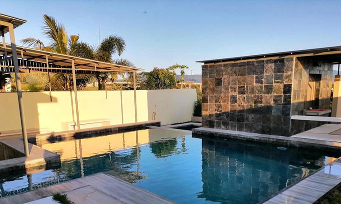 Calebasses Villa | Homerez - Villa 2 km from the beach for 11 pers. with swimming pool and jacuzzi