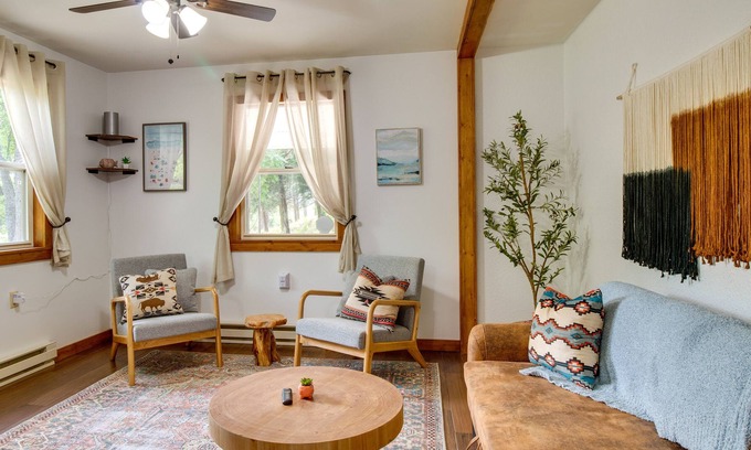 Eminence Cottage | ‘Honeysuckle Hill Cottage’ Near Downtown Eminence!