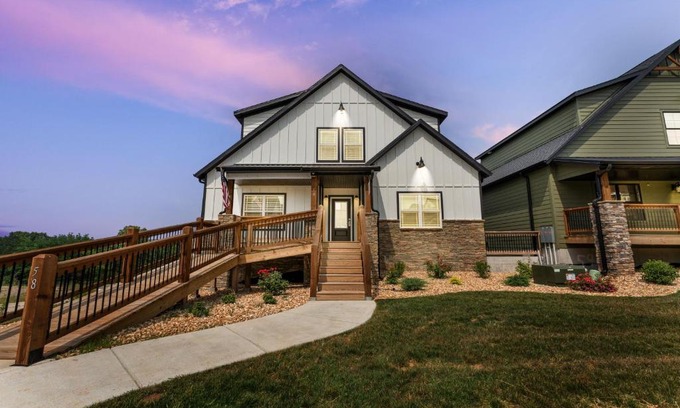 Hollister Cabin | Hook Wine and Sinker- Sleeps 21 lodge