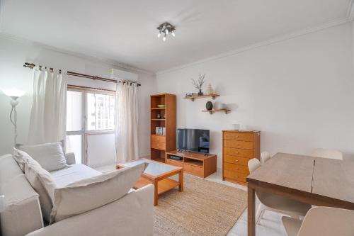Cova da Piedade Apartment | Hopstays - Almada Saudade