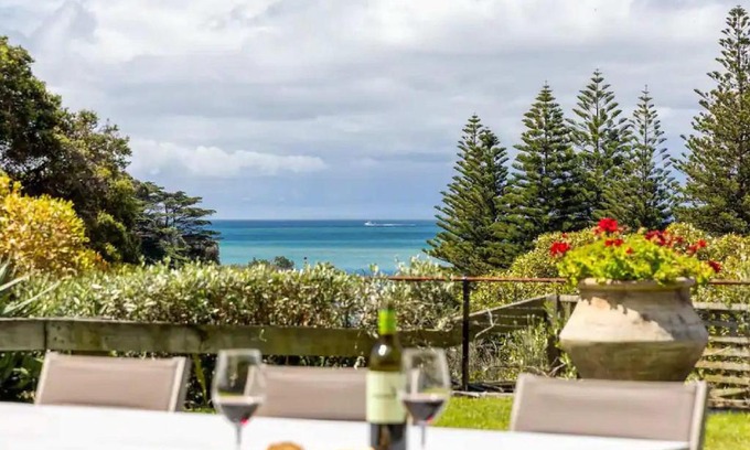 Sorrento House | Horizon View Retreat by Ready Set Stay - Beach Views