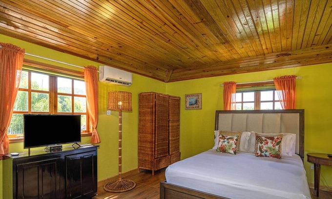 IronShore Estates Cabin | Hospitality Expert CLAUDIA H/O: Pool, Beach, Shops