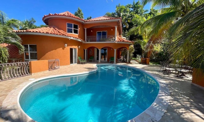 IronShore Estates Apartment | Hospitality Expert Stonehenge:5BR Villa/Chef/Beach