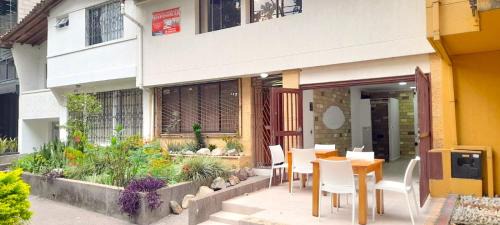 Suramericana House | Hostal Saveva Para Grupos Familias Estudiantes y Deportistas