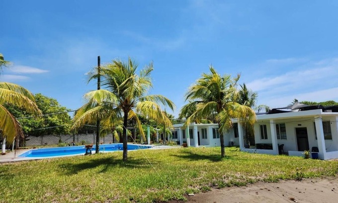 El Hawaii House | Hostel With Pool And Free Parking Near The Sea