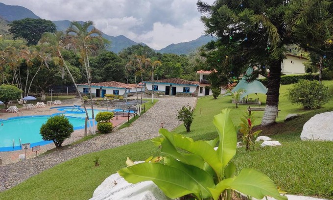 Cisneros Hotel | Hosteria Puerta del Nus