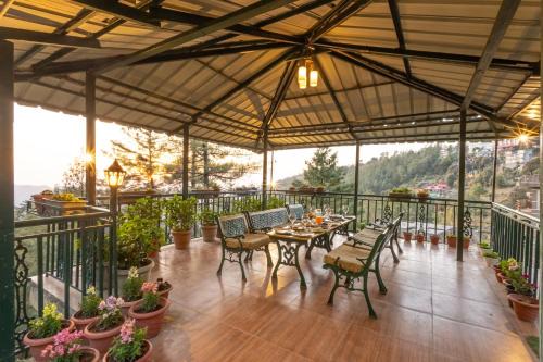 Naldehra Villa | Hostie Romarica-Cottage with Lawn & Patio, Mashobra, Shimla