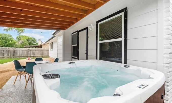 Great Northwest House | Hot tub & Game Room by Six Flags Fiesta Texas & Seaworld/Shopping - Sleeps 16