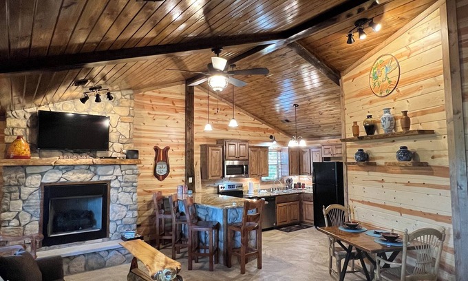 Smithville Cabin | Hot Tub! Just 25-30 Minutes N of Broken Bow Lake. Firepit! High Speed Wifi!