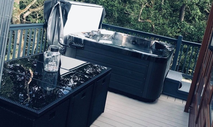 Morpeth Cabin | Hot tub lodge getaway with bar & many locals attractions, beaches, zoo ect