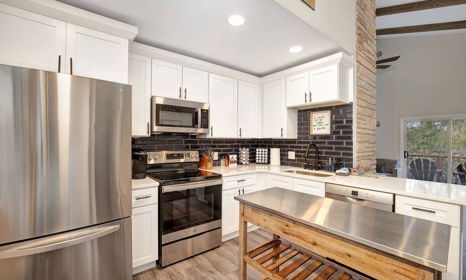 Charter Hills Cabin | ~HOT TUB~Pet Friendly-AC-Renovated Cabin~Fireplace