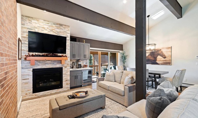 Steamboat Springs House | Hot Tub & Pool Bliss! Walk to the Mountain from This Relaxing Getaway with Scenic Views – Book Now!