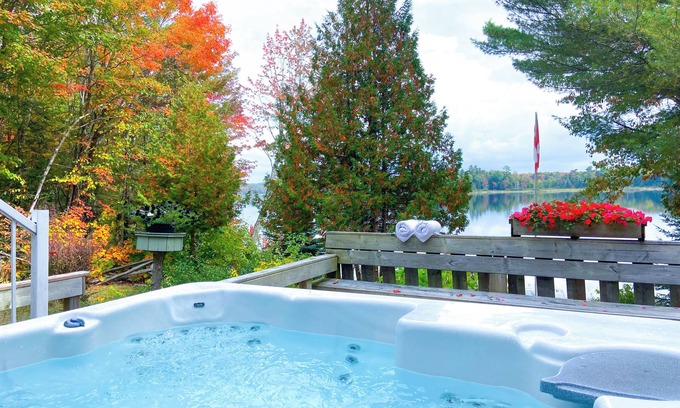 Baysville Cottage | Hot Tub, SUP, Canoe, Fireplace, WiFi, Dog Friendly, 5 Mins to Baysville