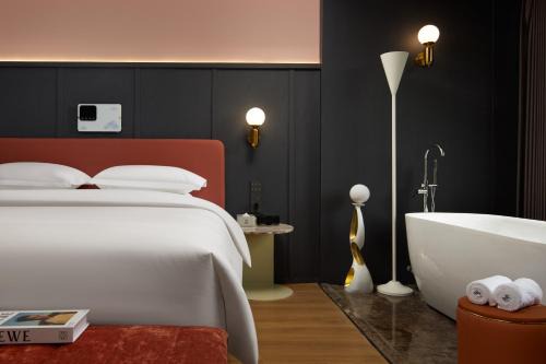 Shangri-La Hotel | Hotel Anaïs Divine Comedy