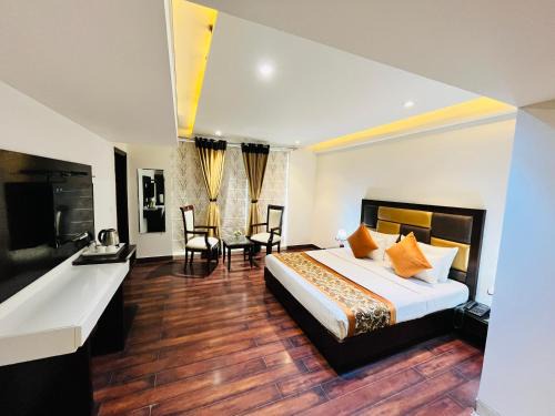 Anand Vihar Hotel | Hotel Aura IP Grand Karkardooma Metro Station New Delhi