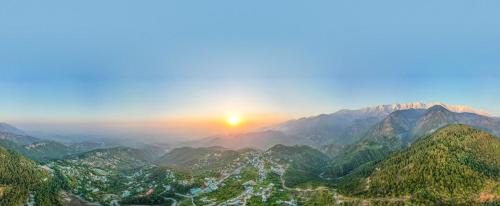 Naddi Hotel | Hotel Bob's N Barley Luxury Room Best Hotel in McLeod Ganj