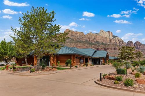 Zion National Park South Entrance Hotel | Hotel De Novo Springdale, Tapestry Collection by Hilton