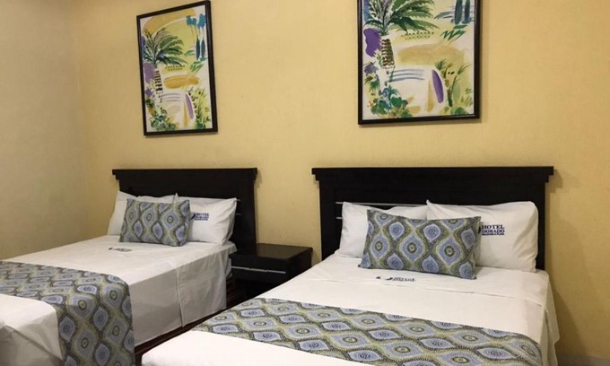 Malecon Hotel | Hotel Dorado a una calle de Playa Regatas y el Malecon