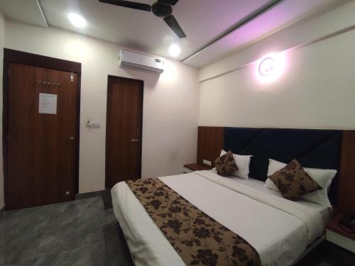 Ahmedabad Hotel | Hotel Earth Inn, Subhash Bridge, RTO Circle, Ahmedabad