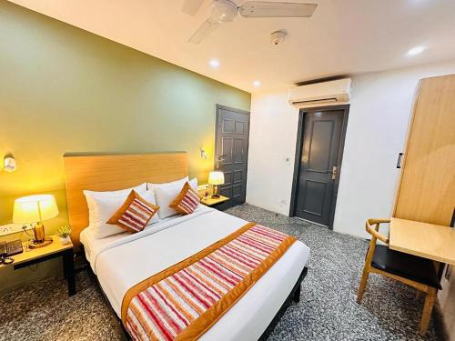 Punjabibagh Hotel | Hotel Golden Saffron By Qotel Punjabi Bagh