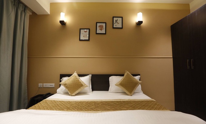 Ellis Bridge Hotel | Hotel Maple Inn