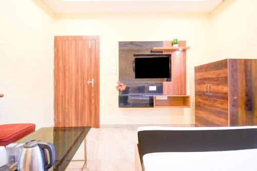 Dhanbad Hotel | Hotel O THE WEDDING RINGS