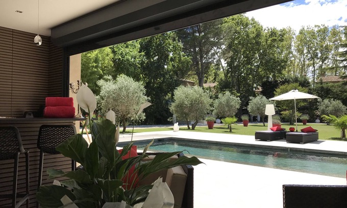 Montfavet House | Hotel services, concierge, heated swimming pool, jacuzzi, large garden