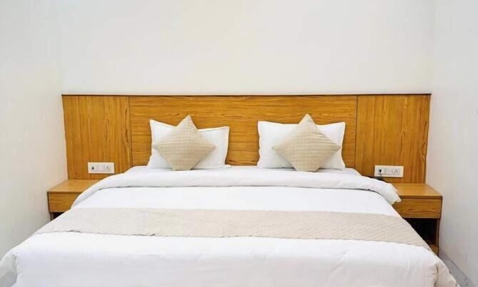 Barsana Hotel | Hotel Shri Radha Orchid