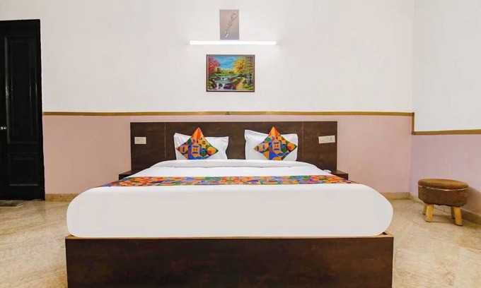 Sector 51 Hotel | Hotel Viraj