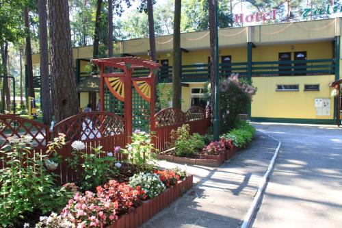 Turawa Resort | Hotel Zielony & OW Borowik & Pensjonat Manhattan - Centrum Rekreacji i Wypoczynku GASTROTUR