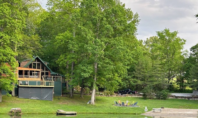 Perks Cabin | HotTub! FirePit, Private 2.5 acre Pond, 2 Kayaks! GameRoom! Slps12+