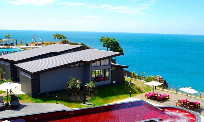 Ko Lanta Hotel | Houben is a private boutique with sea-view rooms graciously perched on a cliff.