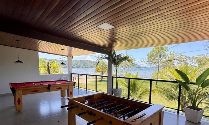 Bracui House | House 15 meters from the beach in a condominium with "feet in the sand"