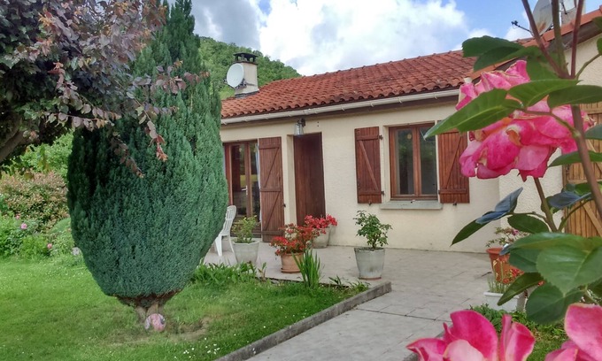 Sauveterre-de-Comminges Cabin | House at the foot of the Pyrenees for family vacations, in a quiet area.