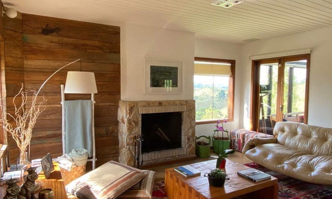 Campos do Jordao Cabin | House in a gated community, modern, cozy and well located.