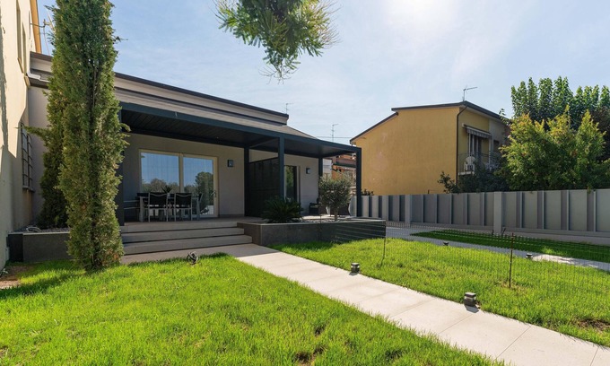 Lido degli Estensi Villa | House in a villa with large private patio in the common garden, in a central position 50 m from the sea and the pedestrian center