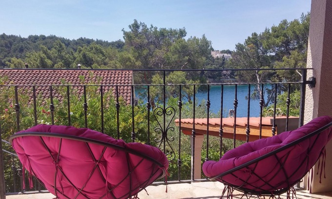 Cove Makarac (Milna) House | House in Milna (Brač), for up to 6 persons with garden and sea view.