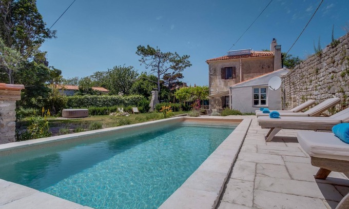 Mali Losinj House | House in Osor with Furnished Terrace