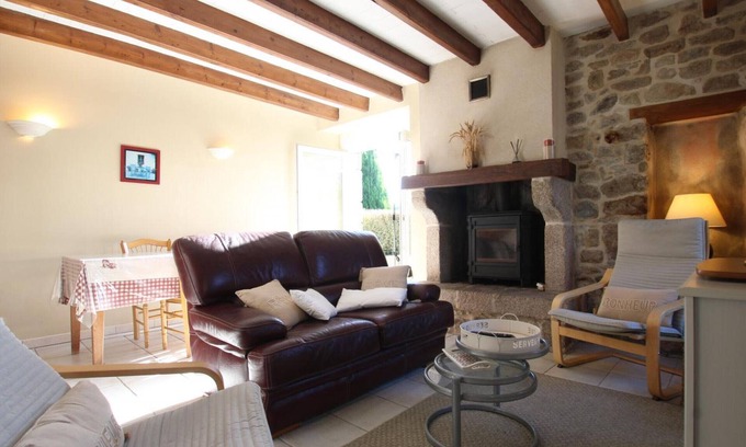 Reville Cottage | House in Réville with Private Garden, Fireplace and Close to the Beach