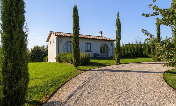 Lucignano Villa | House in the heart of Tuscany with A/C and pool!