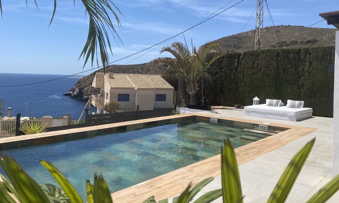 Gualchos House | House located on a cliff in the Mediterranean Sea.